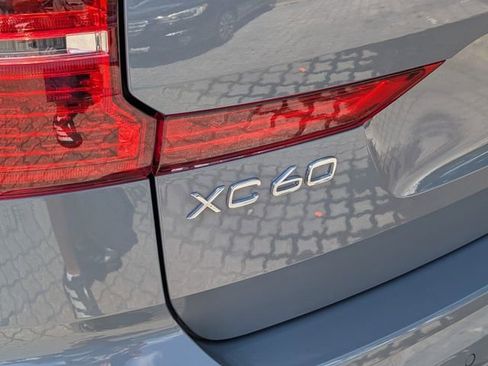 Used 2023 Volvo XC60 B5 Plus image 15