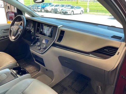 Used 2015 Toyota Sienna XLE FWD image 17