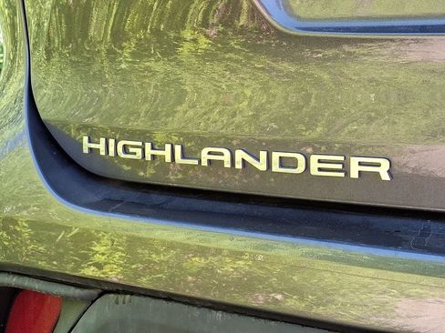 Used 2021 Toyota Highlander XLE AWD/4WD image 6