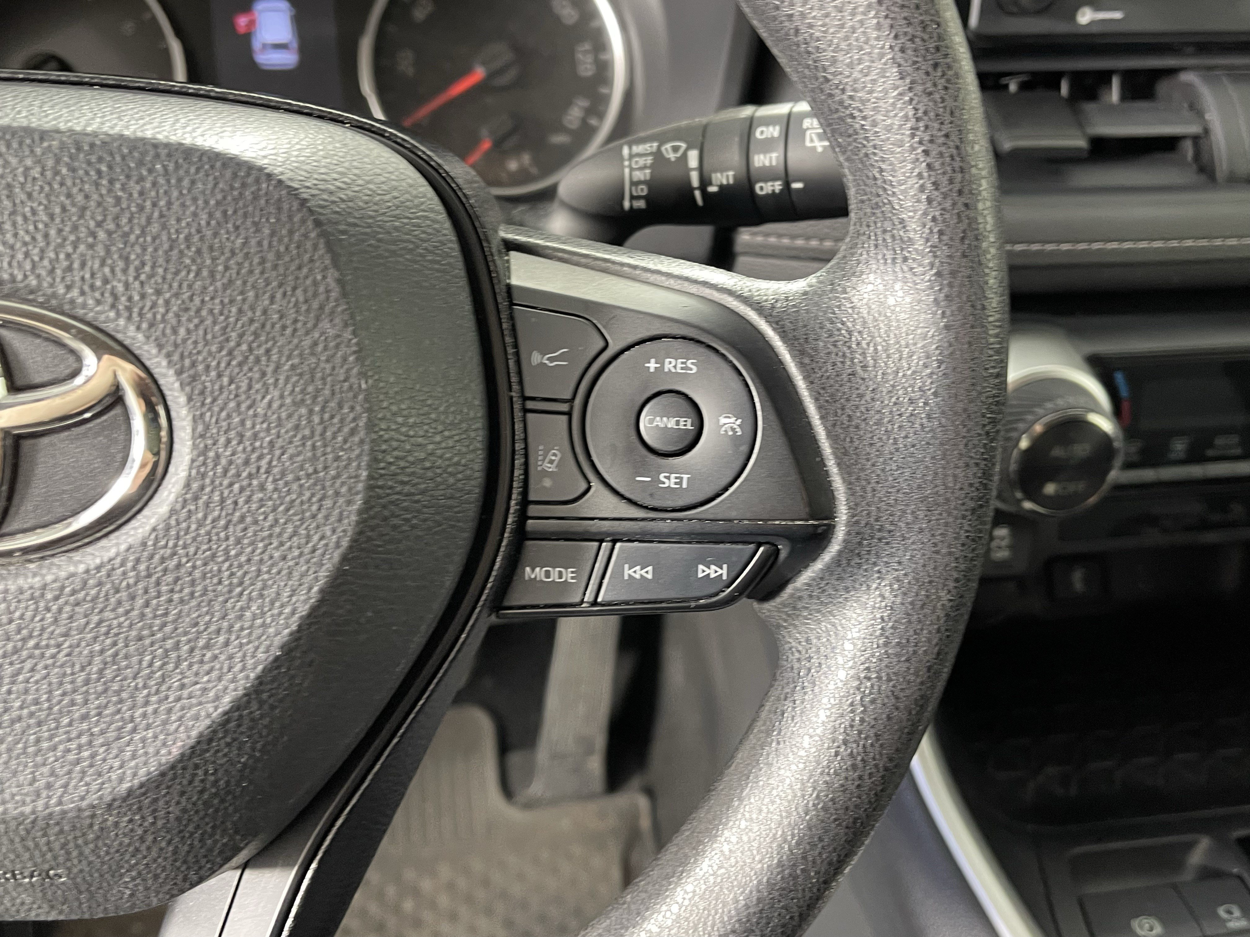 Used 2021 Toyota RAV4 XLE AWD/4WD image 19