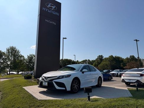 Used 2023 Toyota Camry SE w/ Convenience Package FWD image 1