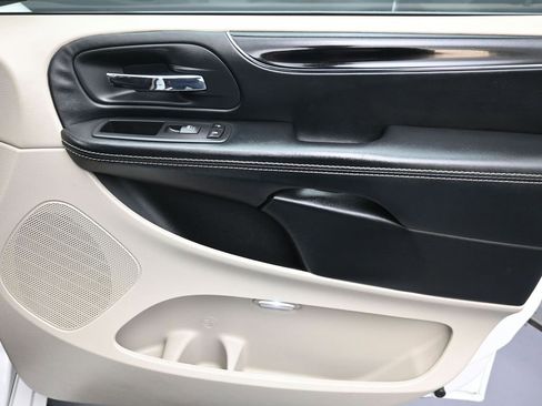 Used 2016 Dodge Grand Caravan SE image 23