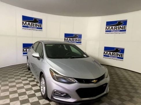 Used 2017 Chevrolet Cruze LT w/ Convenience Package image 4