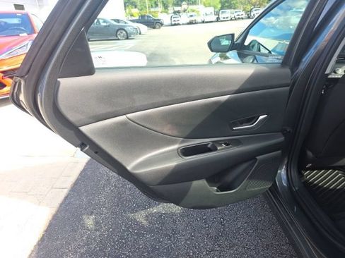 Used 2025 Hyundai Elantra SE FWD image 24