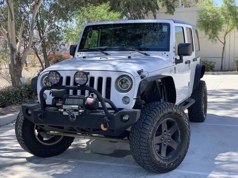 Used 2018 Jeep Wrangler Unlimited Sahara image 3