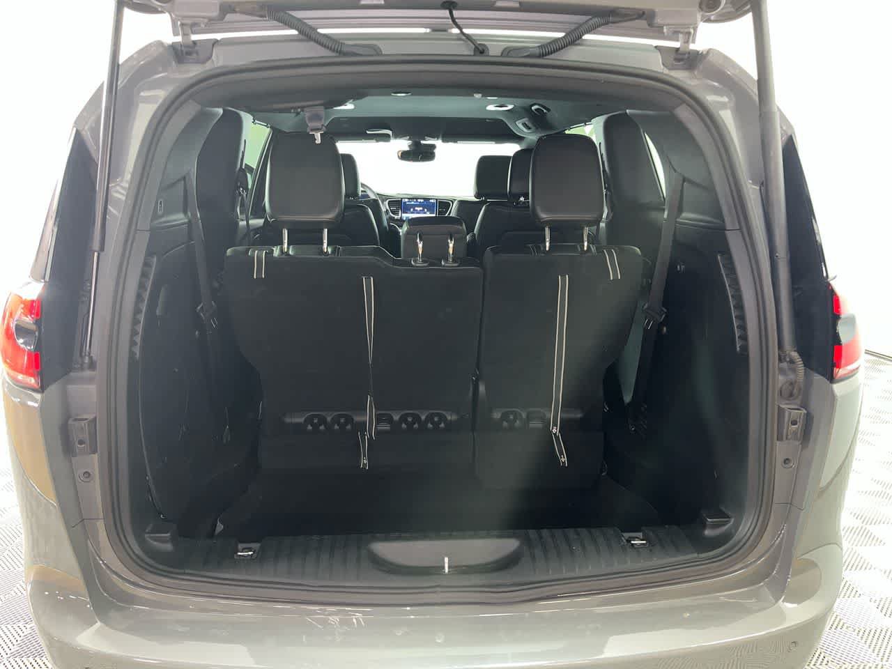 Used 2025 Chrysler Pacifica Select FWD image 29