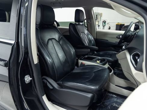 Used 2022 Chrysler Pacifica Touring-L FWD image 25