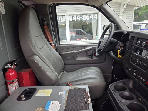 Used 2015 Chevrolet Express 2500 RWD image 16