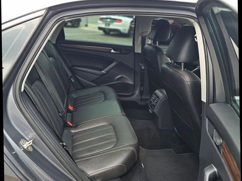 Used 2022 Volkswagen Passat 2.0T image 10