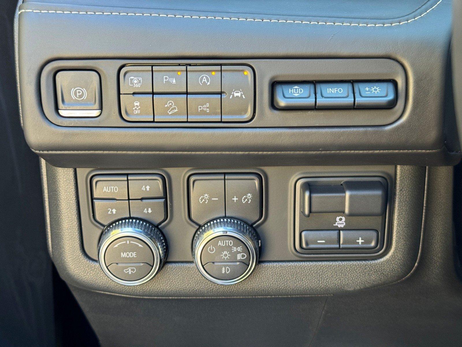 Used 2023 GMC Yukon Denali Ultimate AWD/4WD image 18