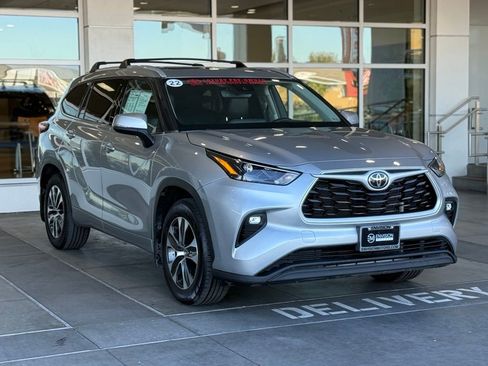 Used 2022 Toyota Highlander XLE image 6