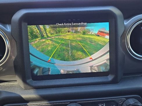 Used 2020 Jeep Wrangler Unlimited Sahara AWD/4WD image 31