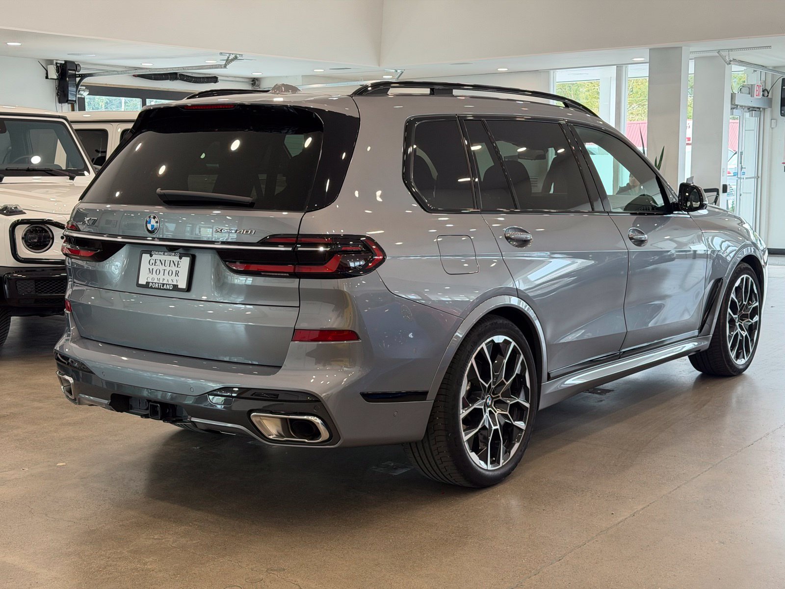 Used 2023 BMW X7 xDrive40i w/ M Sport Package AWD/4WD image 4