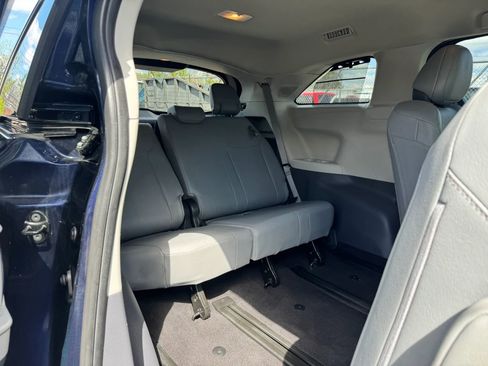 Used 2021 Toyota Sienna Limited image 23