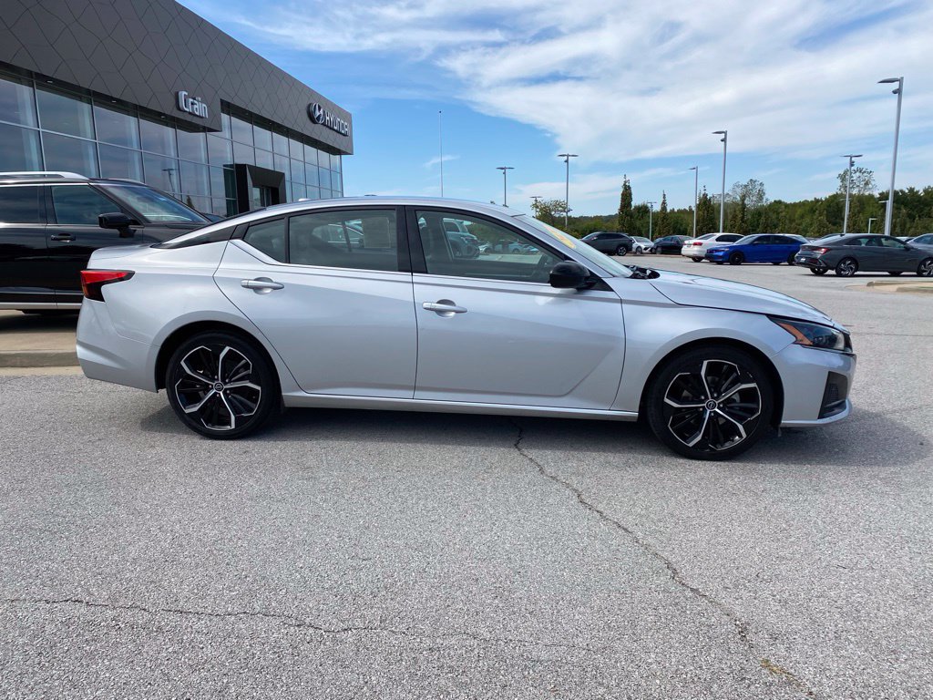 Used 2024 Nissan Altima 2.5 SR FWD image 8