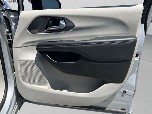 Certified 2024 Chrysler Pacifica Touring-L FWD image 37