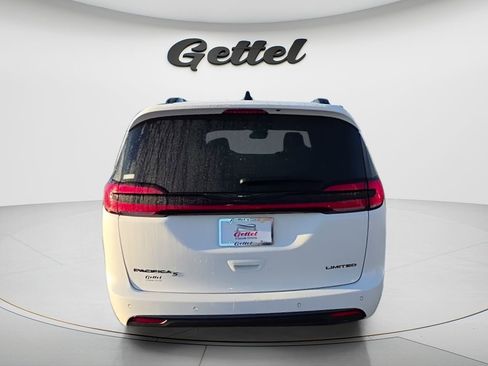 Used 2025 Chrysler Pacifica Limited FWD image 4