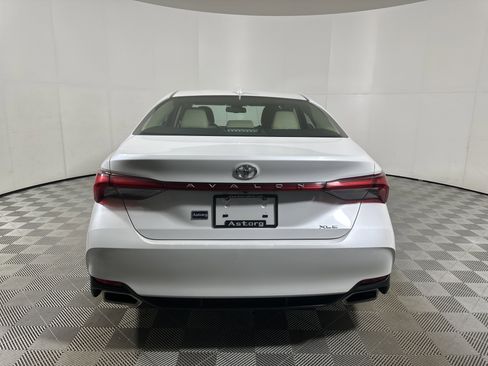 Used 2020 Toyota Avalon XLE w/ Moonroof Package image 6