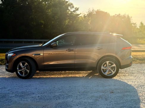 Used 2017 Jaguar F-PACE Premium image 2