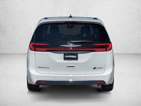 Used 2023 Chrysler Pacifica Touring-L image 8