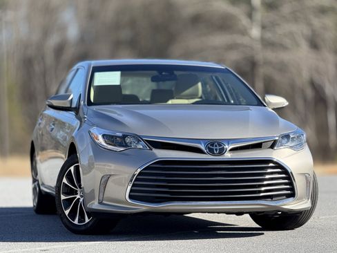 Used 2018 Toyota Avalon XLE image 3