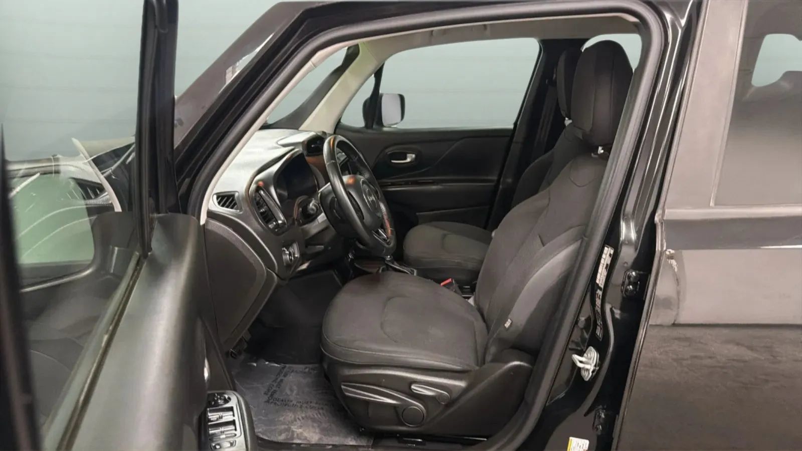 Used 2018 Jeep Renegade Altitude FWD image 21