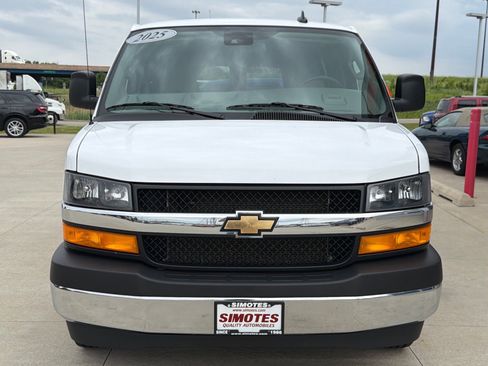 Used 2025 Chevrolet Express 3500 LT w/ LT Preferred Equipment Group RWD image 3