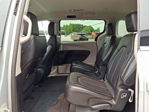 Used 2024 Chrysler Pacifica Touring-L FWD image 12