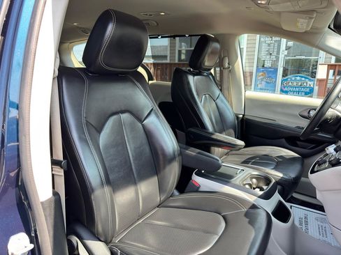 Used 2023 Chrysler Pacifica Touring-L FWD image 53