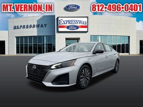 Used 2024 Nissan Altima 2.5 SV FWD image 2