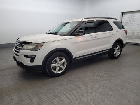 Used 2018 Ford Explorer XLT w/ Equipment Group 202A FWD image 2