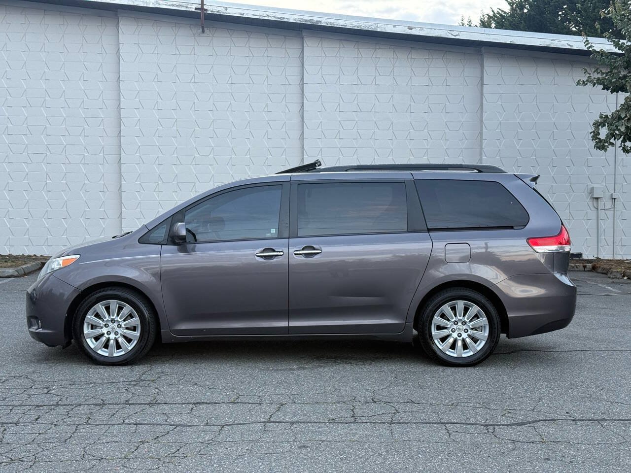 Used 2011 Toyota Sienna Limited w/ Premium Pkg AWD/4WD image 5