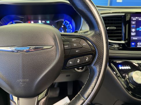 Used 2020 Chrysler Pacifica Limited w/ Advanced Safetytec Group FWD image 19