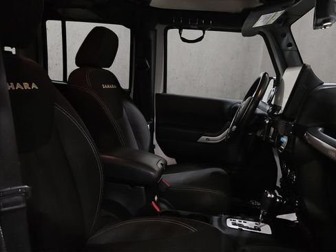 Used 2015 Jeep Wrangler Unlimited Sahara w/ Connectivity Group AWD/4WD image 20