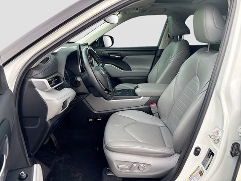 Used 2020 Toyota Highlander XLE FWD image 19