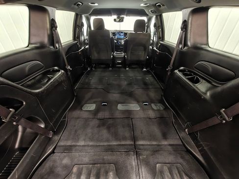 Used 2024 Chrysler Pacifica Touring FWD image 33