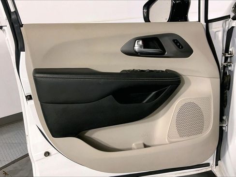 Used 2024 Chrysler Pacifica Touring-L FWD image 27