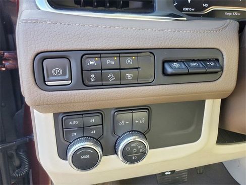 Used 2023 GMC Yukon Denali image 17