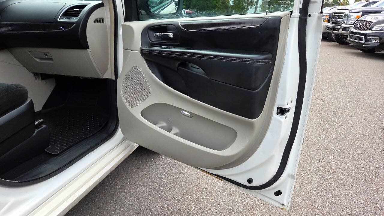 Used 2011 Chrysler Town & Country Touring FWD image 50