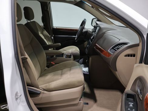 Used 2015 Chrysler Town & Country Touring w/ Driver Convenience Group FWD image 26