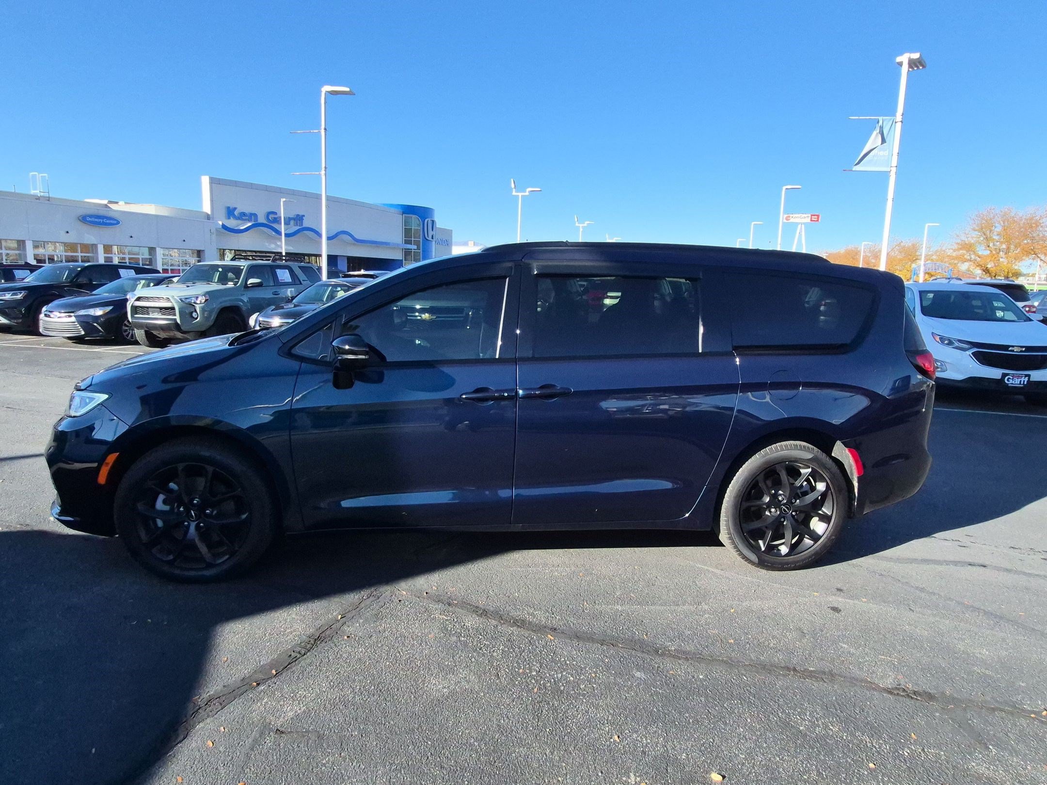 Used 2025 Chrysler Pacifica Limited AWD/4WD image 9