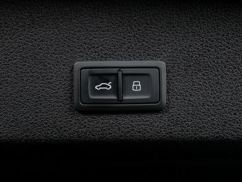 Used 2021 Audi e-tron Prestige w/ Prestige Package image 33