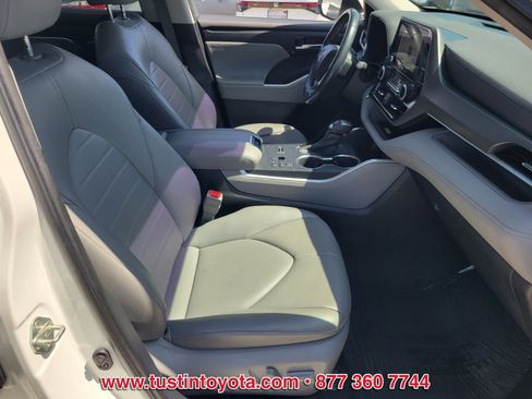 Used 2023 Toyota Highlander XLE FWD image 17