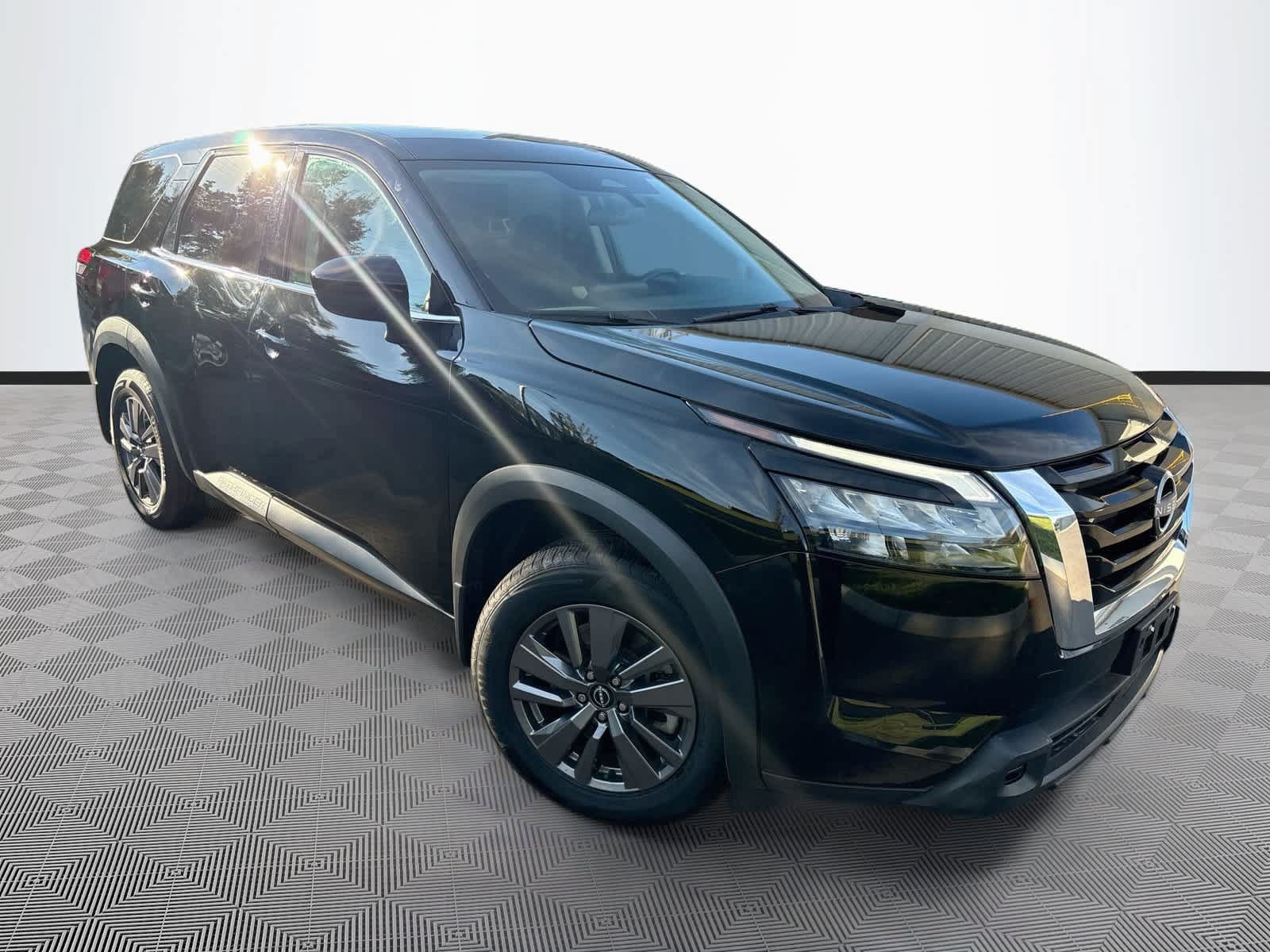 Used 2023 Nissan Pathfinder S FWD image 3