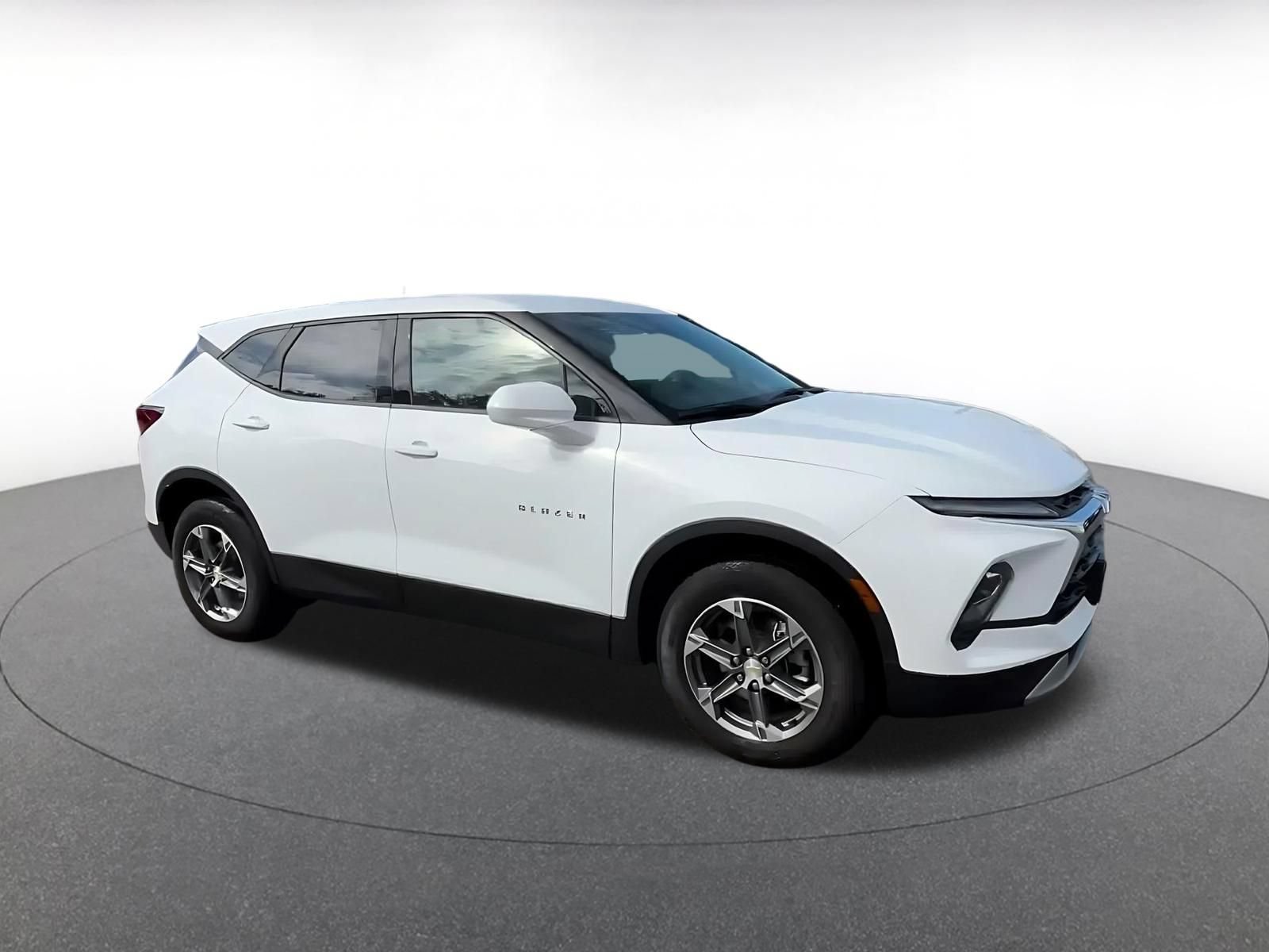 Used 2025 Chevrolet Blazer LT FWD image 2