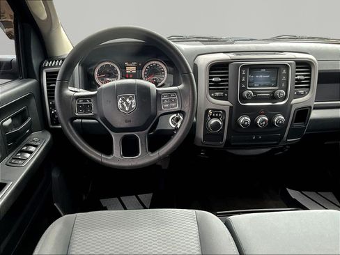 Used 2017 RAM 1500 Express RWD image 9