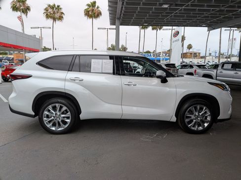 Certified 2024 Toyota Highlander Limited FWD image 5