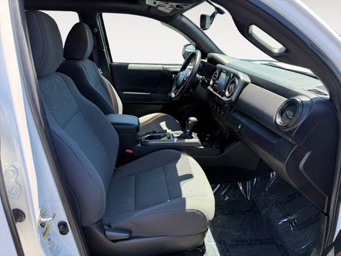 Used 2017 Toyota Tacoma TRD Off-Road AWD/4WD image 19