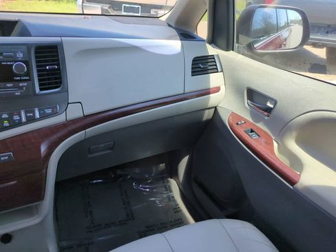 Used 2014 Toyota Sienna XLE image 17