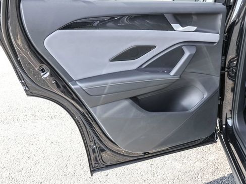 Used 2025 Volkswagen Tiguan SE image 26